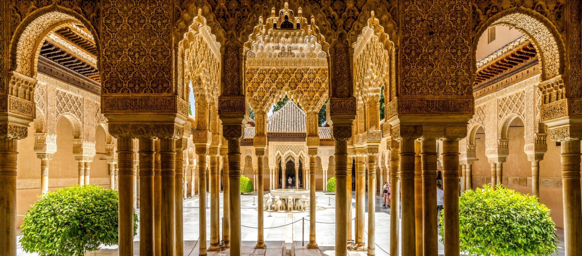 Beautiful columns and arches of one of the palaces that can be enjoyed during a visit to the Alhambra of Granada.