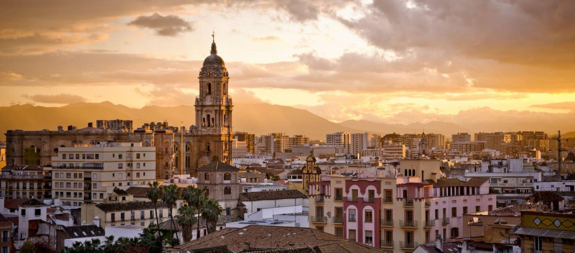 Foto panorámica de la ciudad de Málaga que se puede tomar durante nuestra visita desde la inmejorable posición del Castillo de Gibralfaro.