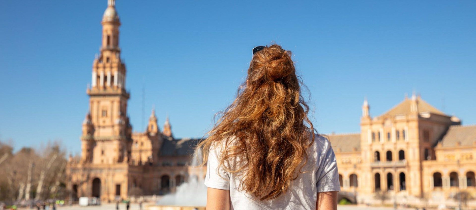 Plaza de España en Sevilla con una señora disfrutando del buen tiempo durante nuestra experiencia privada.