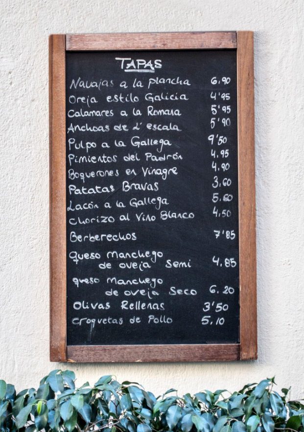 A typical blackboard with a list of tapas from any bar in Andalusia that we could enjoy in our gastronomic experience.