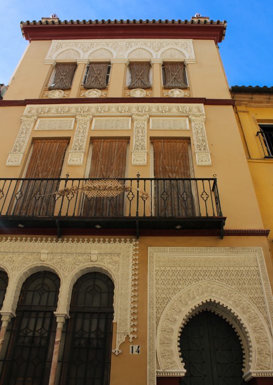 The main facade of this building remembers the moorish influence that you could find in the modern architecture with its plaster decoration and its arches.