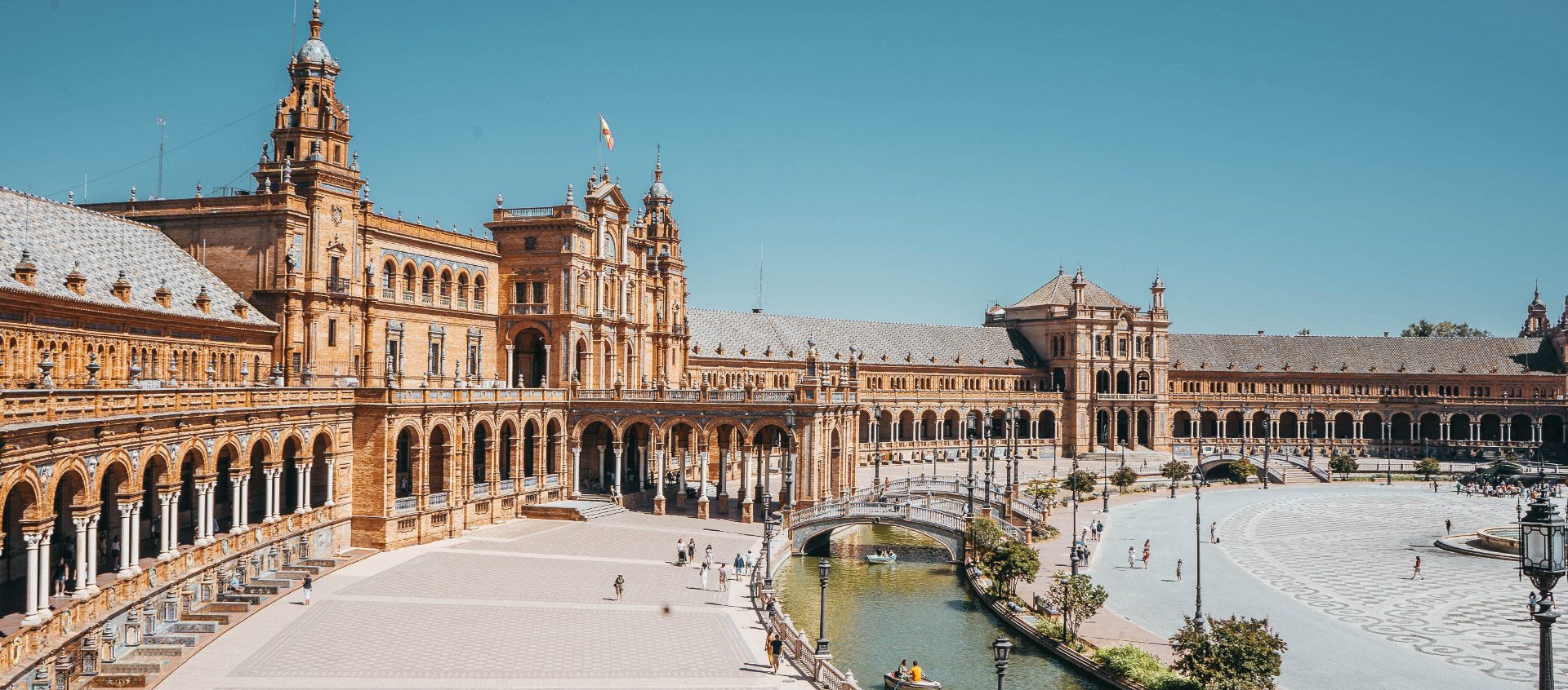 Plaza de España and its monumental building around as you would enjoy it in our private tour.