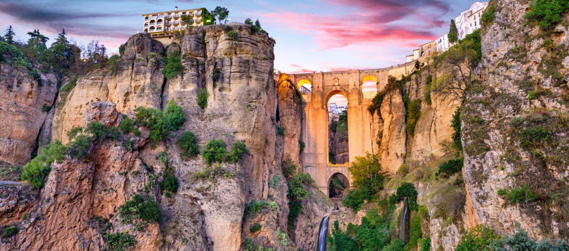 Puente sobre el río de la ciudad de Ronda entre las altas montañas como un acantilado.