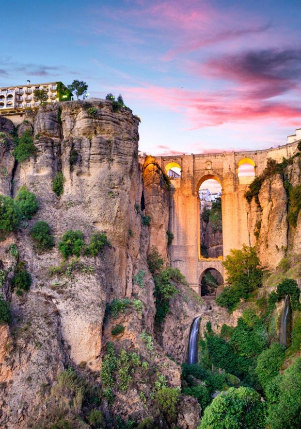 Bridge over the river of the city of Ronda between the mountains. Foto vertical